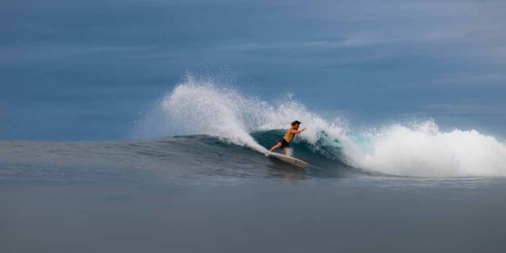 What to do when a wave breaks on you surfing?