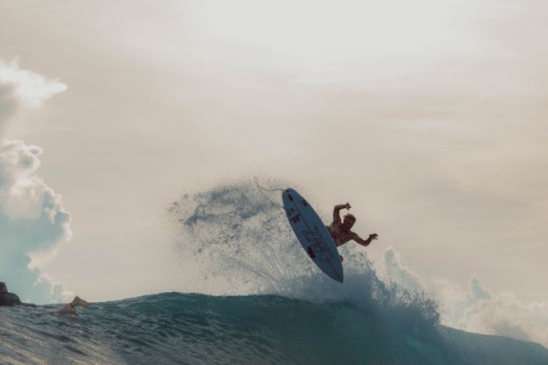 Surfing Lances right Mentawai